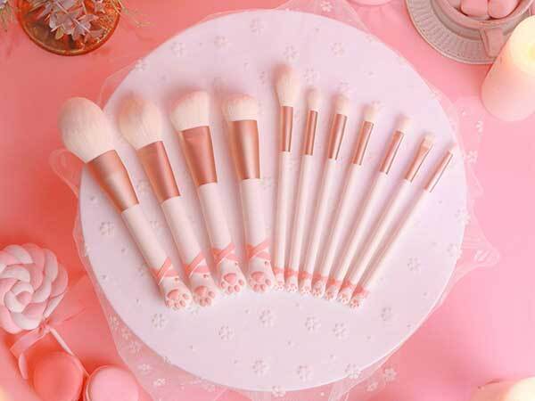 「これはなんニャ！？」　猫好きの間で話題の　『メイクブラシ』がこちら…！