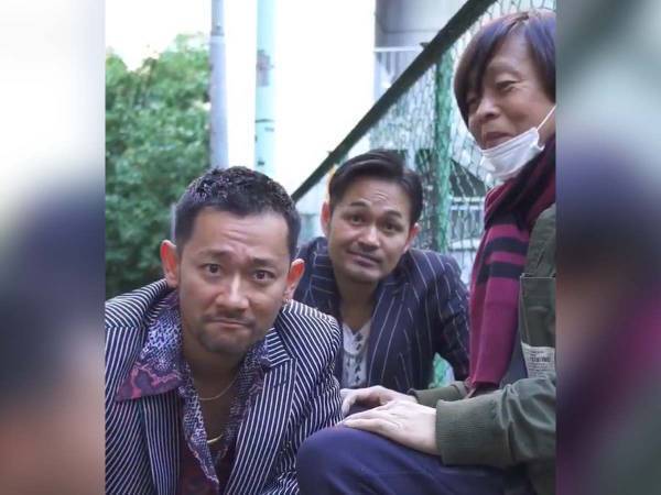 座り込む男性に近付く、柄の悪そうな２人組　その後の展開に「最高」「優しい世界」