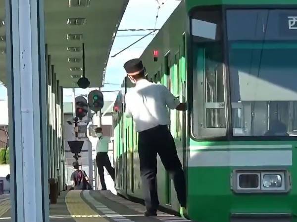 「何度も見てしまう」「かわいい」　車掌と運転士の行動に４５万人が癒された