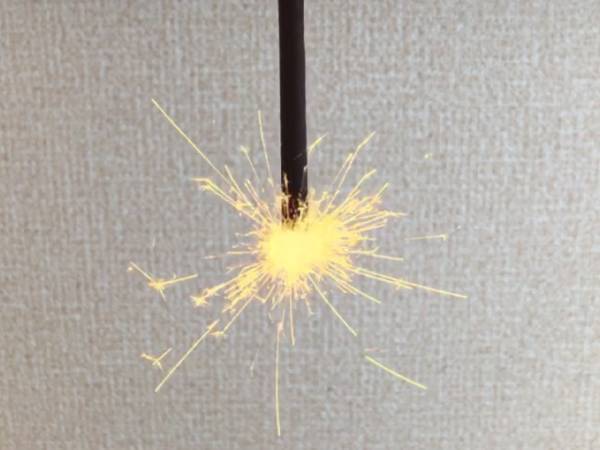 家の中で楽しめる『ポッキー花火』が斬新！　実際に遊んでみると…？