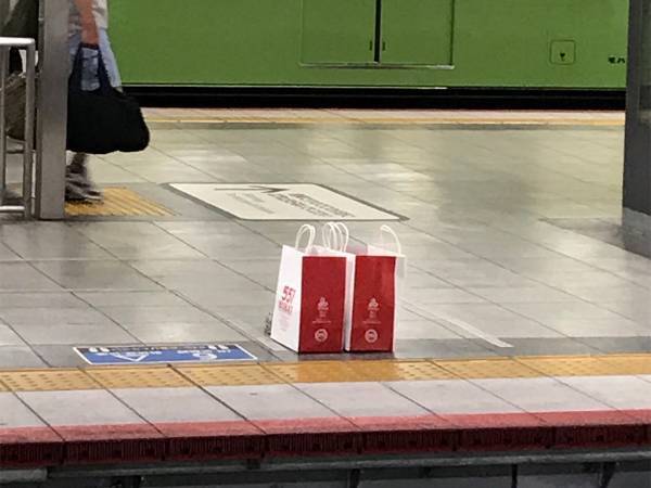 お盆期間中、駅のホームで見かけた光景に、クスッとする　「笑った」「コレは切ない」