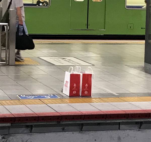お盆期間中、駅のホームで見かけた光景に、クスッとする　「笑った」「コレは切ない」