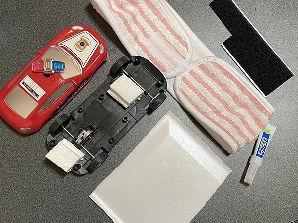 後ろ脚がマヒし、寝たきりだったフェレット　飼い主が歩行器を作ってあげると？