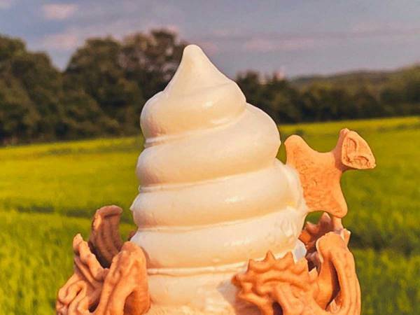 土偶が刺さったソフトクリーム　よく見ると？