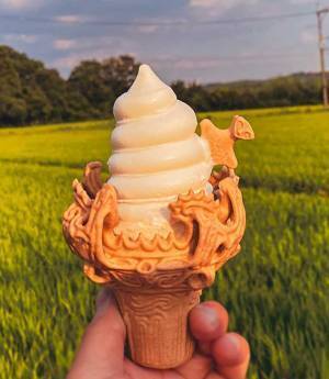 土偶が刺さったソフトクリーム　よく見ると？