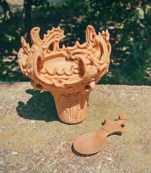 土偶が刺さったソフトクリーム　よく見ると？