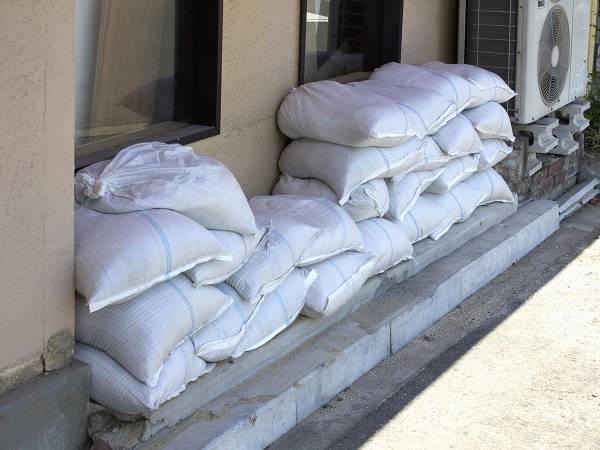 土嚢の積み方って知ってる？　自衛隊が教える土嚢の使い方に「すげぇ！」