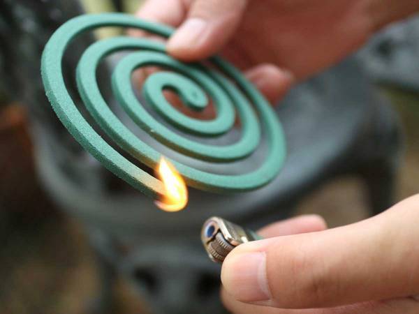 蚊取り線香の正しい使い方　ペットがいる部屋で使っても大丈夫？　持続時間は？