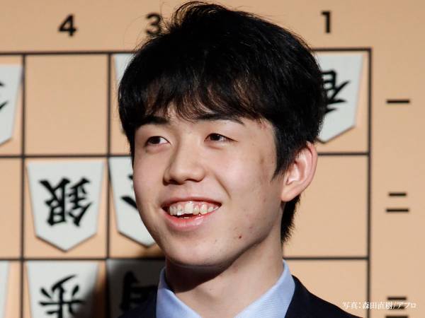 藤井聡太棋聖、最年少＆１０代史上初の『２冠』　王位奪取に「すごすぎる」「おめでとう」の声