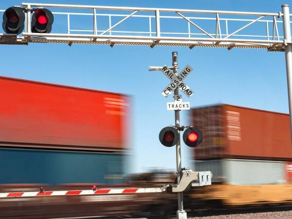 間一髪の救出劇！　踏切で立ち往生する男性を救った女性警官　「ヒーローだ」