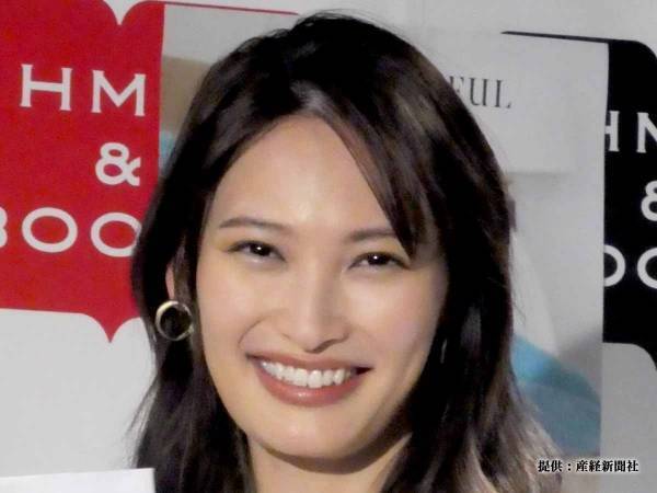 大政絢のヒップラインにクギ付け！　本人も「パンツのラインが美しくてうれしい」