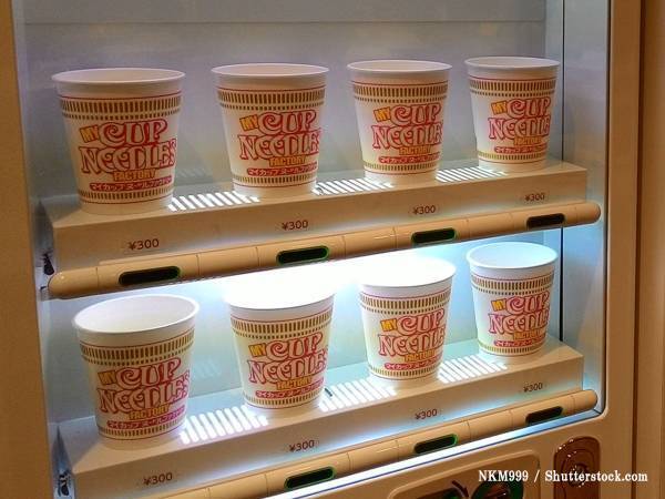 カップヌードルの斬新すぎる食べ方が話題に　「暑さに腹が立って…」