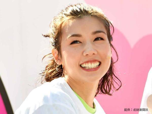 仲里依紗　カバンの中身を大公開！女優らしい持ち物にさすがの声