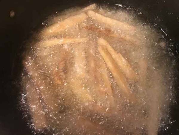 やめられないとまらない！おつまみにぴったり ごぼう唐揚げの作り方