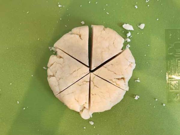 ホットケーキミックスで超簡単！さくさくスコーン作ってみた