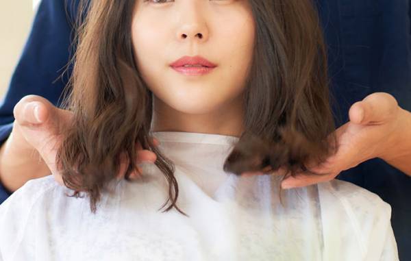 接客中、女性が鏡越しに凝視してきて…？　放たれた『言葉』にゾッ！