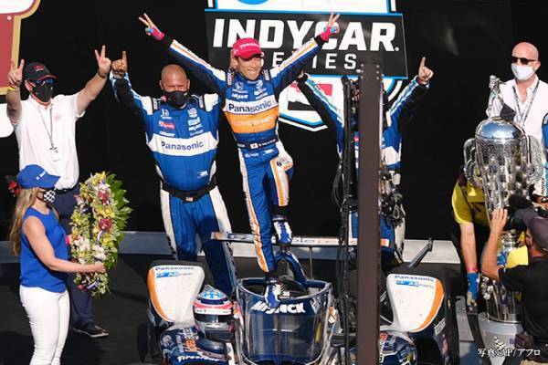 偶然か、それとも…？　インディ優勝の佐藤琢磨、見せた『ポーズ』に驚きの声