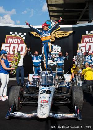偶然か、それとも…？　インディ優勝の佐藤琢磨、見せた『ポーズ』に驚きの声