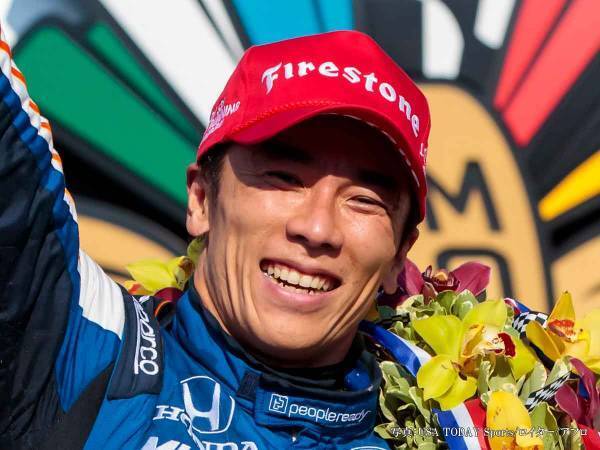 偶然か、それとも…？　インディ優勝の佐藤琢磨、見せた『ポーズ』に驚きの声