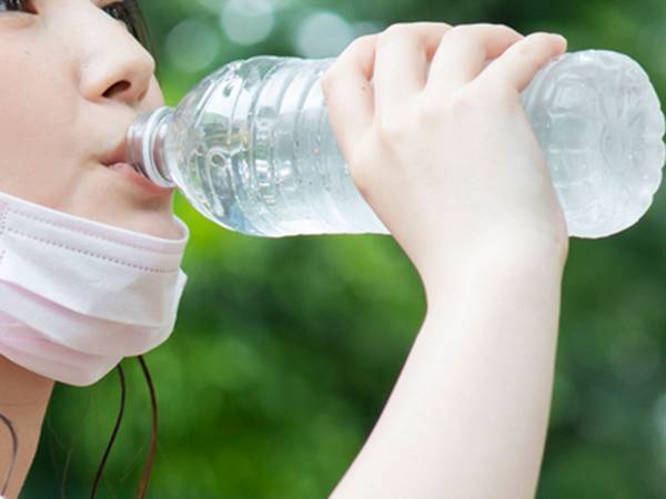 水分補給で水を飲んでいただけで中毒に…？　恐ろしい『水中毒』とは