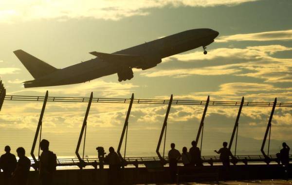 空港は、出会いと別れの場　幸せとせつなさを味わう