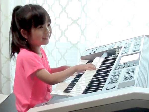 有名なあの曲を７歳の女の子がエレクトーンで！お母さんのキレキレのツッコミにも「最高」の声