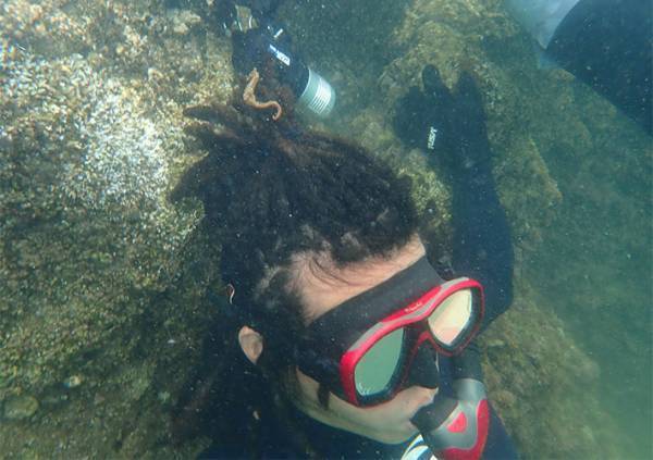 ドレッドヘアを海藻と勘違い！？　海の中で起きた『奇跡』に５万人が抱腹絶倒