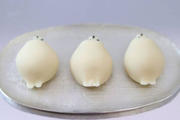 白くてモチモチ！　かわいすぎる和菓子に心奪われる