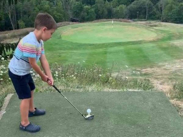 これはすごい！　ゴルフが大好きな４歳の男の子が放ったショットが？