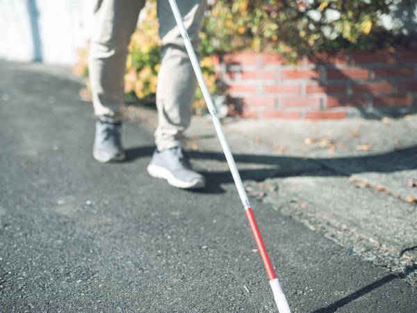 白杖をついて電車に乗っていた視覚障害者　下車すると駅係員が…？