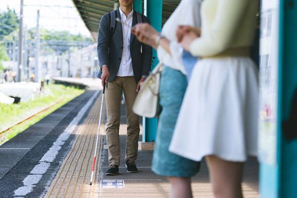 白杖をついて電車に乗っていた視覚障害者　下車すると駅係員が…？