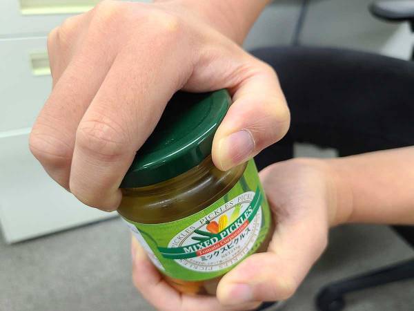 瓶の蓋が開かない！どうしたらいい？　新品でもビールの蓋でもウソのように開く開け方