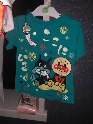 女性が部屋の電気を消すと…？　暗闇に浮かび上がった『文字』に絶叫！