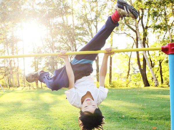 逆上がりができないのはなぜ？　タオルを使った裏技や大人が知りたい教え方など