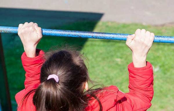 逆上がりができないのはなぜ？　タオルを使った裏技や大人が知りたい教え方など