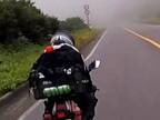 バイクで走行中に遭遇…　霧の中から突如現れたのは？　「コレは怖い」「無事で良かった」