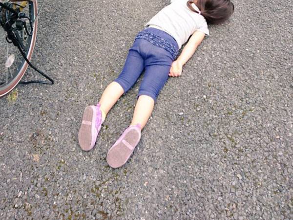 野良猫を呼びたい娘が…？　父親が撮影した写真に、吹き出す！