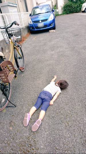 野良猫を呼びたい娘が…？　父親が撮影した写真に、吹き出す！