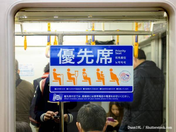 満員電車で優先席を占拠する大人たち　高齢者が乗ってくると、小学生が…？