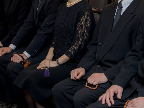 葬儀に白マスクは失礼？　トンデモマナーに困惑…