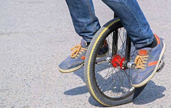 一輪車の乗り方で大切なコツは？　サイズ選びなど初心者や大人に役立つ情報まとめ