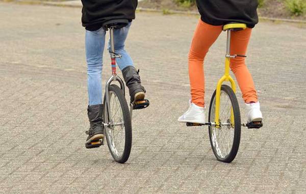 一輪車の乗り方で大切なコツは？　サイズ選びなど初心者や大人に役立つ情報まとめ