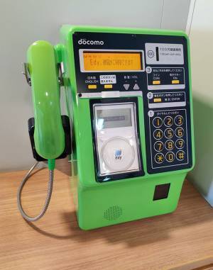 アナログなはずの『公衆電話』が進化してる…　フェリーで撮った１枚に、反響