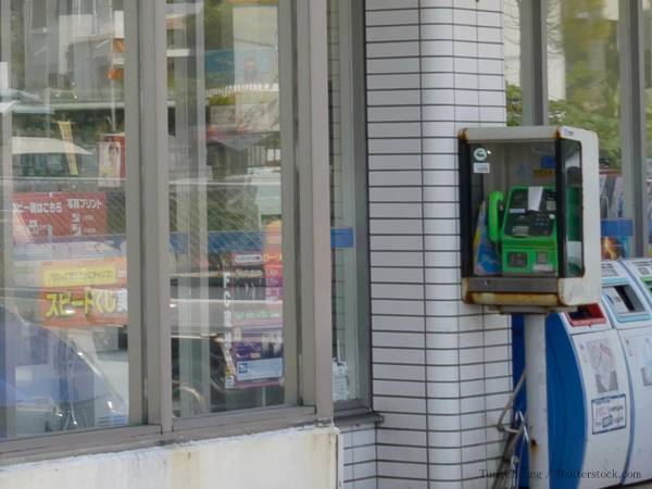 公衆電話の前で呆然とする男性　気になって声をかけると…？