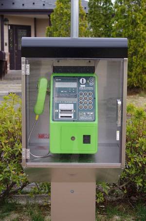 公衆電話の前で呆然とする男性　気になって声をかけると…？