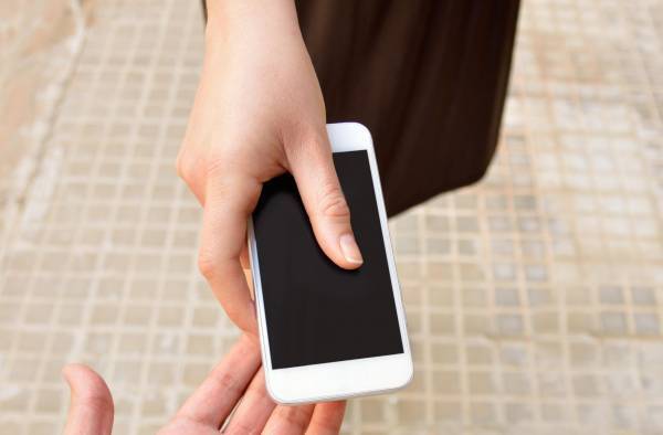 公衆電話の前で呆然とする男性　気になって声をかけると…？