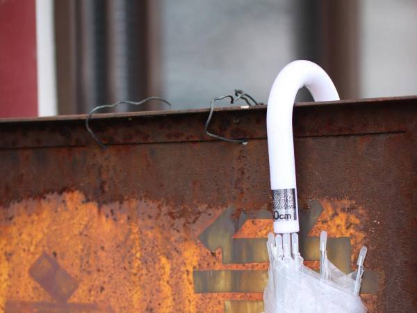 晴れの日も、なぜかビニール傘を持ち歩く親子　その理由は…