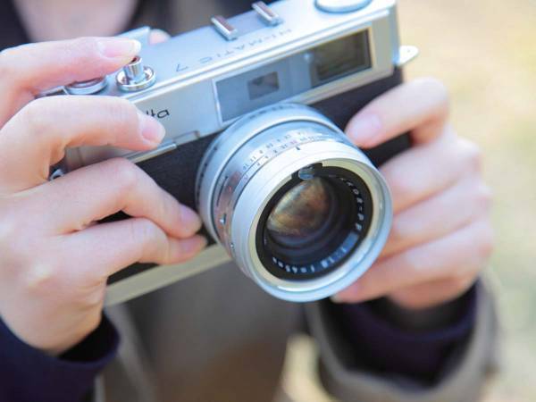 カメラが故障し、涙する女性　店員のおじさんがとった行動は…