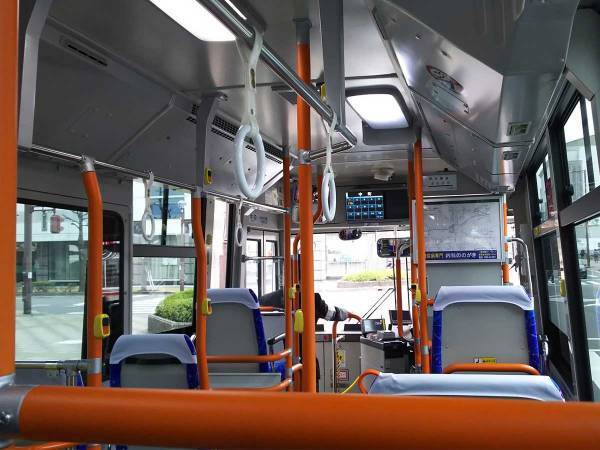 雨に打たれながら必死で走る親子　それに気付いたバスの運転手が…？