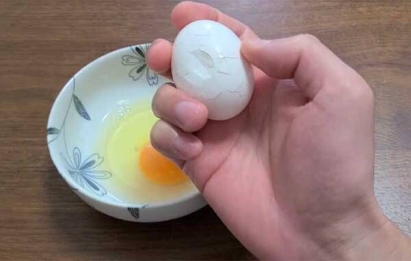 卵を片手で割れない！簡単に割るコツは握りつぶすこと？動画で片手割りを実践